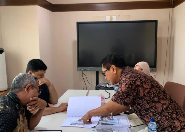Bupati Padang Pariaman, John Kenedy Azis (kanan) menyampaikan kondisi infrastruktur di daerahnya yang memerlukan bantuan saat penyerahan proposal permohonan bantuan kepada Bappenas