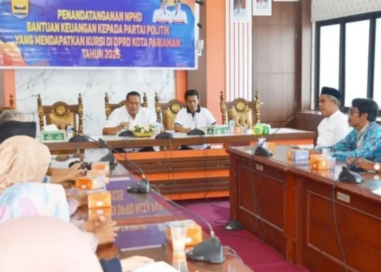 Penandatanganan Naskah Perjanjian Hibah Daerah (NPHD) dari Pemkot Pariaman, Sumbar kepada partai politik yang mendapatkan kursi di DPRD setempat pada Pemilu 2024 di Pariaman, Jumat (13/6).