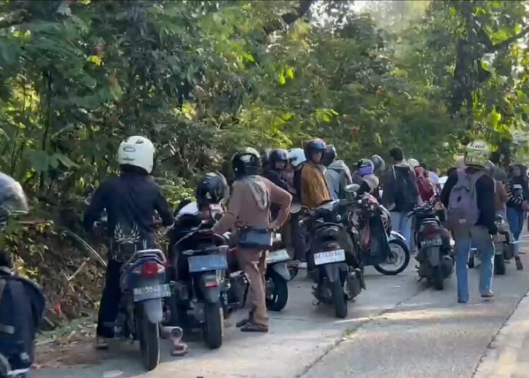 Puluhan pengendara melihat evakuasi pengendara motor yang terjun ke jurang di kawasan Panorama Dua, Sitinjau Lauik, Kelurahan Indarung, Kecamatan Lubuk Kilangan, Kota Padang, pada Minggu (1/6) sore.