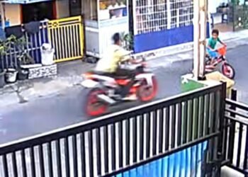 Video Detik-detik Bocah Tertabrak Motor saat Mengayuh Sepeda di Padang