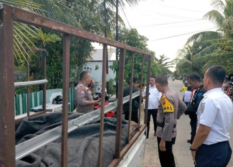 Petugas mengamankan aset PT KAI yang dicuri di Padang, Rabu (4/6).