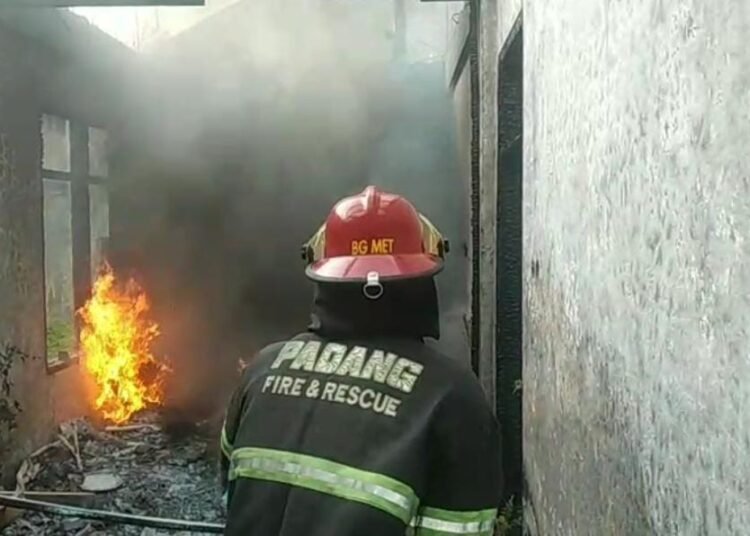 Petugas memadamkan api di rumah kosong di Jalan Purus 3, RT 001/RW 003, Kelurahan Purus, Kecamatan Padang Barat, Kota Padang, pada Kamis (12/6). Foto: Damkar Padang