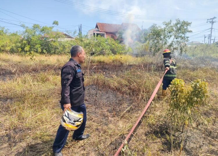 Proses pemadaman kebakaran lahan di Kota Padang pada Jumat (13/6). (foto: Dok. Damkar Padang).