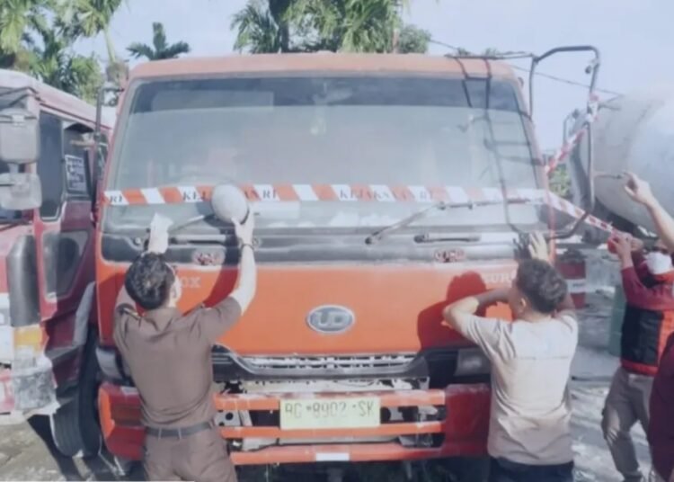 Kejaksaan Tinggi Sumatera Barat menyita satu unit dump truck milik tersangka berinisial PI, dalam pengembangan kasus dugaan tindak pidana korupsi dana operasional Perumda Padang Sejahtera Mandiri (PSM) tahun anggaran 2021.