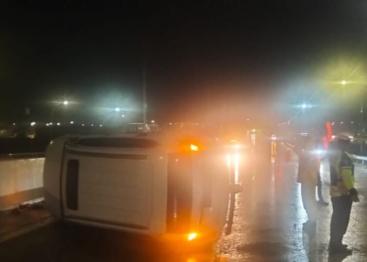 Insiden kecelakaan mobil terbalik di Jalan Tol Padang-Sicincin. (foto: Dok. Polda Sumbar).