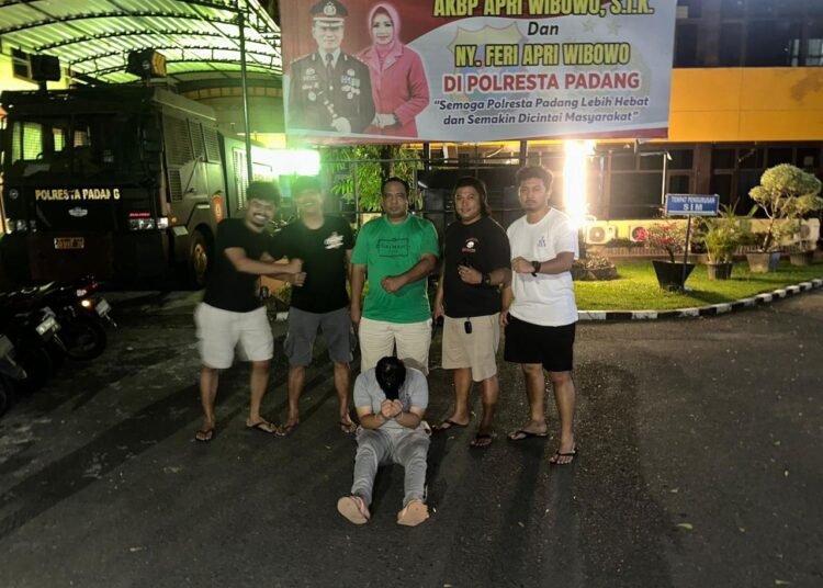 Sebuah rumah milik warga di Jorong Taman Sari, Nagari Sungai Duo, Kecamatan Sitiung, Dharmasraya, terbakar pada Minggu (15/6) siang.