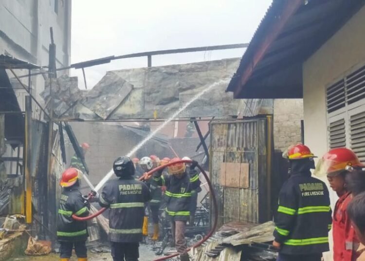 Petugas Damkar Padang memadamkan kebakaran di Marapalam, Rabu (18/6).