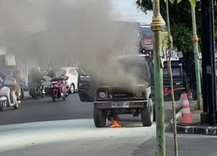 Sebuah mobil Suzuki Jimny dilaporkan terbakar di bagian mesin saat melintas di Jalan Gajah Mada, Kampung Olo, Kecamatan Nanggalo, Kota Padang, pada Selasa (24/6) pagi.