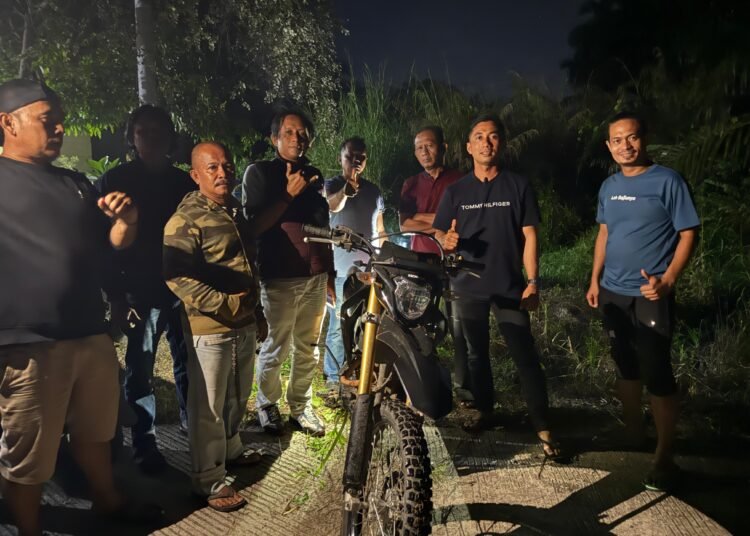 Polisi mengamankan pelaku dan barang bukti pencurian. (foto: Dok. Polres Padang Pariaman).