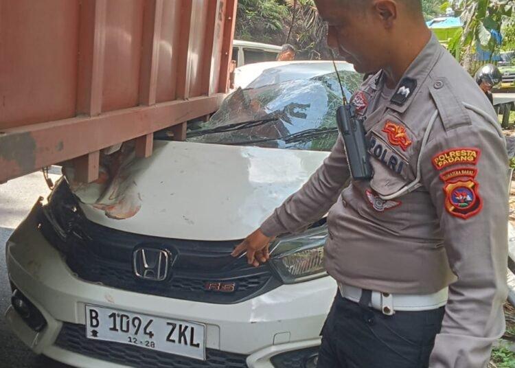 Mobil menabrak truk di Sitinjau Lauik, Kota Padang pada Kamis (26/6).