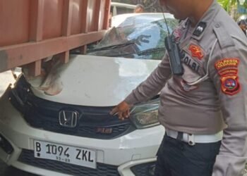 Mobil Berpelat Jakarta Tabrak Truk di Sitinjau Lauik hingga Ringsek, Diduga Rem Blong