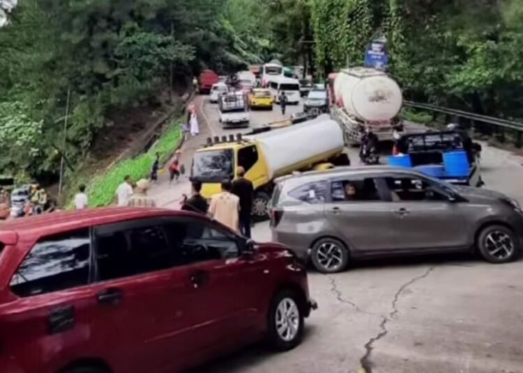 Kepadatan arus lalu lintas di Sitinjau Lauik, Padang, pada Minggu (29/6) sore. Foto: IST