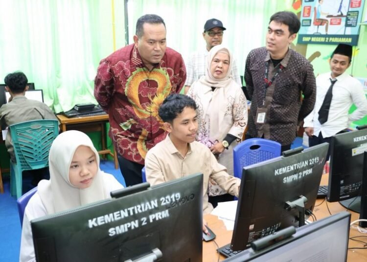 Wali Kota Pariaman, Yota Balad, meninjau langsung pelaksanaan Tes Akademik Telkom University. (foto: Pemko Pariaman).
