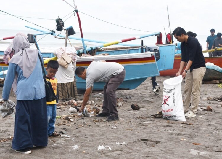 Wakil Wali Kota Pariaman Mulyadi ikut bersih-bersih sampah di kawasan Asean Youth Park atau Tugu Pemuda ASEAN, Pantai Gandoriah, Kamis (5/6).