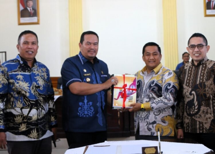 Wali Kota Pariaman, Yota Balad, usai menyampaikan  tanggapan resmi terhadap pandangan umum fraksi-fraksi DPRD Kota Pariaman atas Rancangan Peraturan Daerah (Ranperda) Pertanggungjawaban Pelaksanaan APBD Tahun Anggaran 2024 di ruang sidang utama Gedung DPRD Kota Pariaman, Kamis sore (5/6).