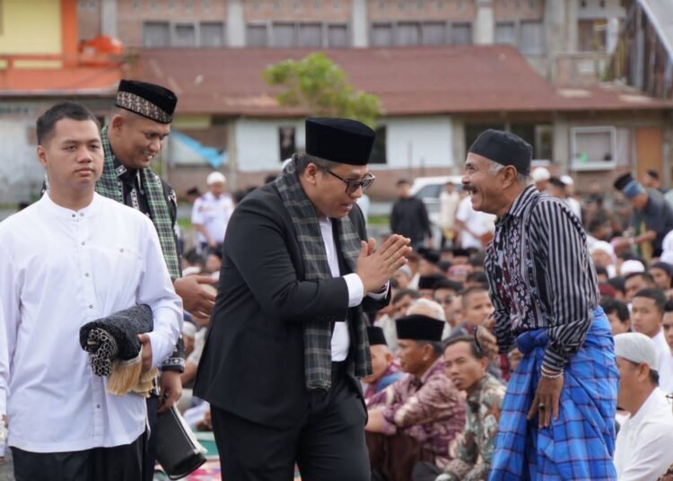 Wali Kota Padang Panjang Hendri Arnis mengikuti Salat Iduladha di Lapangan Khatib Sulaiman Bancalaweh, Jumat (6/6).