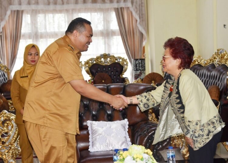 Wali Kota Pariaman, Yota Balad menyambut Tim Verifikasi WBTbI yang dipimpin oleh Maestro Rita Malini. (foto: Pemko Pariaman).