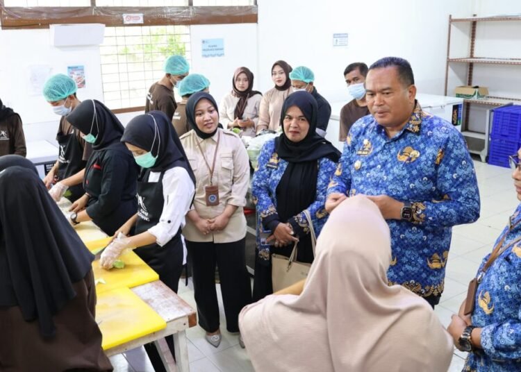Wali Kota Pariaman, Yota Balad, meninjau dapur Makan Bergizi Gratis (MBG) yang berlokasi di Kelurahan Alai Gelombang, Kecamatan Pariaman Tengah, pada Selasa (17/6/2025).