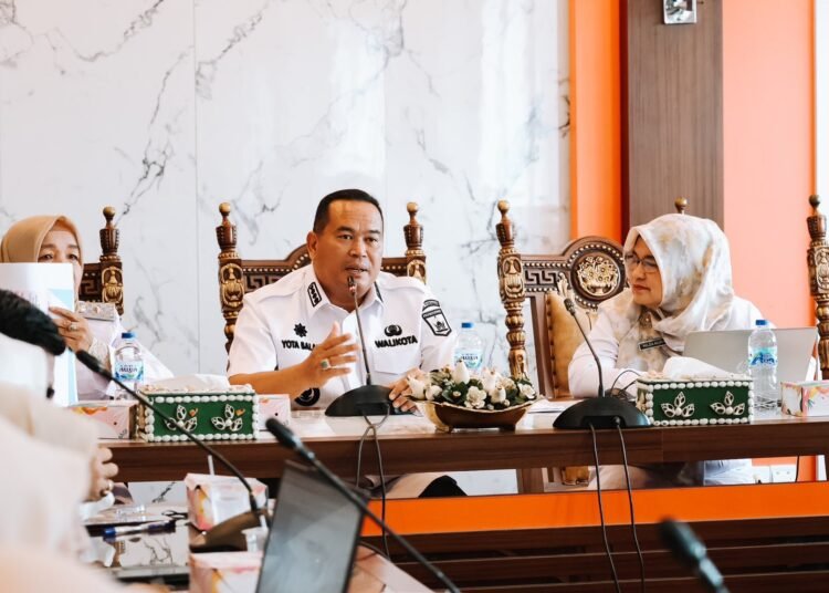 Wali Kota Pariaman Yota Balad menyampaikan sambutan dalam kegiatan bertajuk Perkuat Efektivitas Pengawasan Obat dan Makanan yang digelar di Ruang Rapat Wali Kota Pariaman, Rabu (18/6).