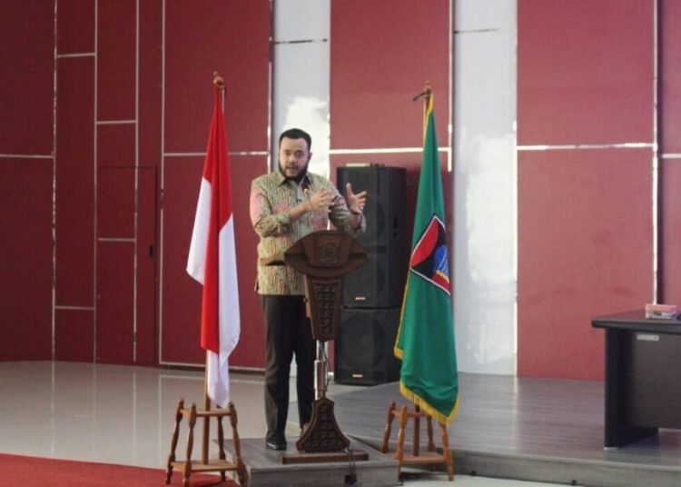 Wali Kota Padang Fadly Amran saat menyampaikan sambutan pada Forum Group Discussion (FGD) Evaluasi Kinerja Pemerintah Kota Padang yang digelar Bappeda Kota Padang di Ruang Bagindo Aziz Chan, Jumat (20/6/2025).