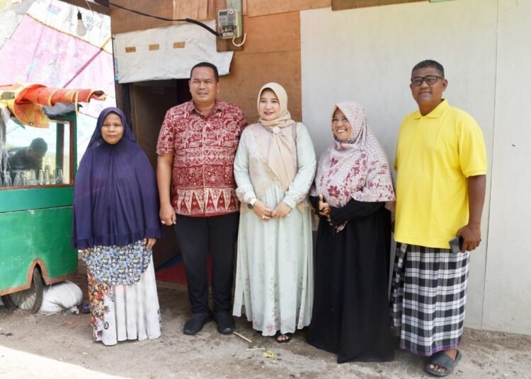 Wali Kota Pariaman Yota Balad mengunjungi rumah salah satu penerima manfaat Progam Satu Rumah Satu Industri Rumah Tanggadi Kelurahan Karan Aur, Kecamatan Pariaman Tengah, Jumat (20/6/2025).