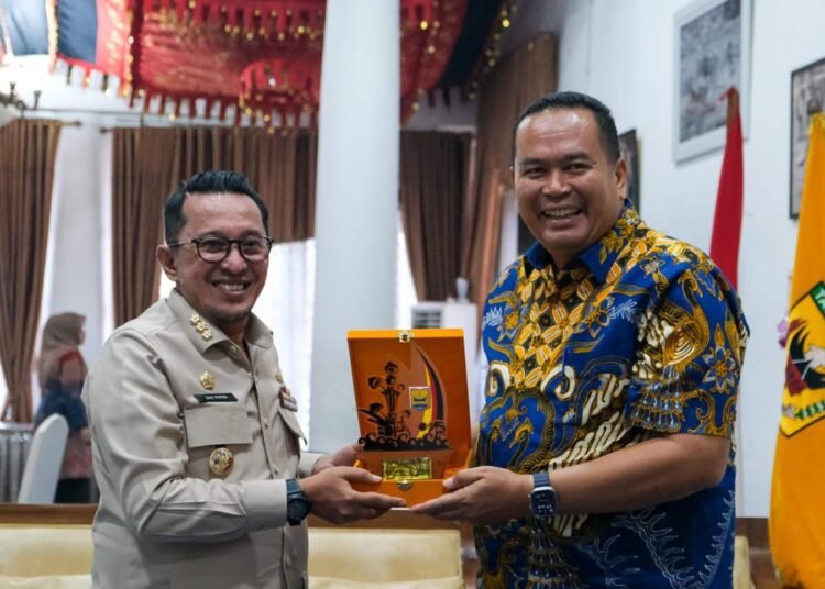 Wali Kota Pariaman, Yota Balad dan Bupati Tanah Datar, Eka Putra menjalin kerja sama strategis untuk pembangunan antarwilayah. (foto: Pemko Pariaman).