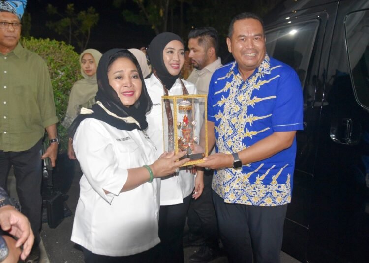 Wali Kota Pariaman, Yota Balad, menyerahkan miniatur Tabuik kepada Ketua Komisi IV DPR RI, Siti Hediati Soeharto. (Foto: Pemko Pariaman).