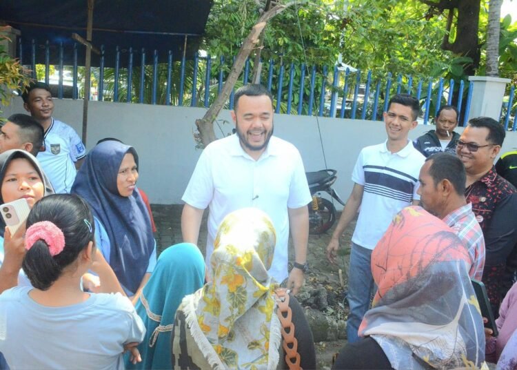 Wali Kota Padang, Fadly Amran, mininjau lokasi pusat kuliner baru di Jalan Suliki, Minggu (29/6/2025).