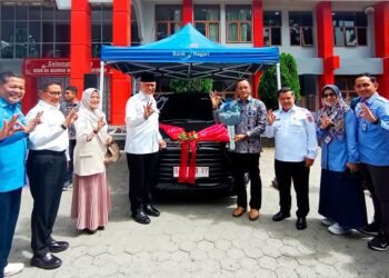 Bank Nagari Serahkan Mobil Operasional untuk RS Dr Achmad Mochtar Bukittinggi
