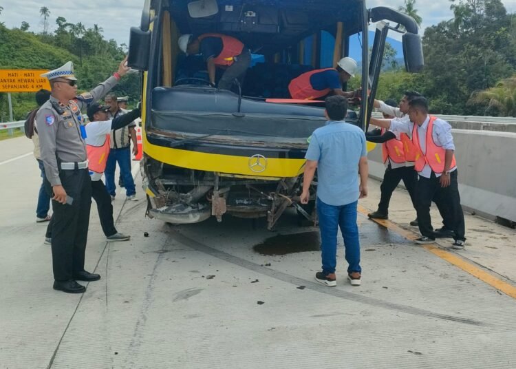 Kecelakaan di Jalan Tol Padang-Sicincin pada Minggu (29/6). (foto: Dok Polresta Padang).