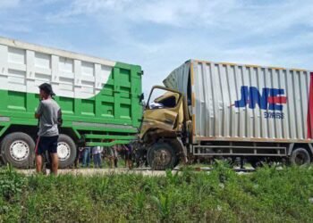 Video: Detik-detik Mencekam Tabrakan Beruntun 4 Kendaraan, Truk JNE Remuk