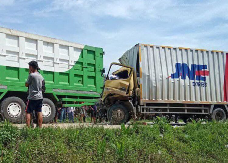 Tabrakan beruntun di Jalan Lintas Timur, Desa Ringin, Kecamatan Batang Gangsal, Kabupaten Indragiri Hulu, Riau pada Senin (2/6) siang. IST