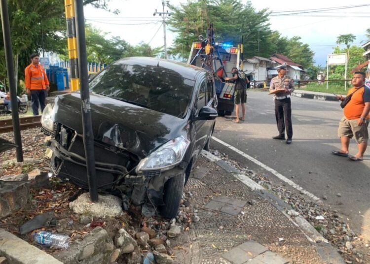 Kecelakaan lalu lintas melibatkan satu unit mobil minibus Suzuki Ertiga dan kereta api Sibinuang terjadi di wilayah hukum Polres Pariaman, Sabtu (14/6/2025)