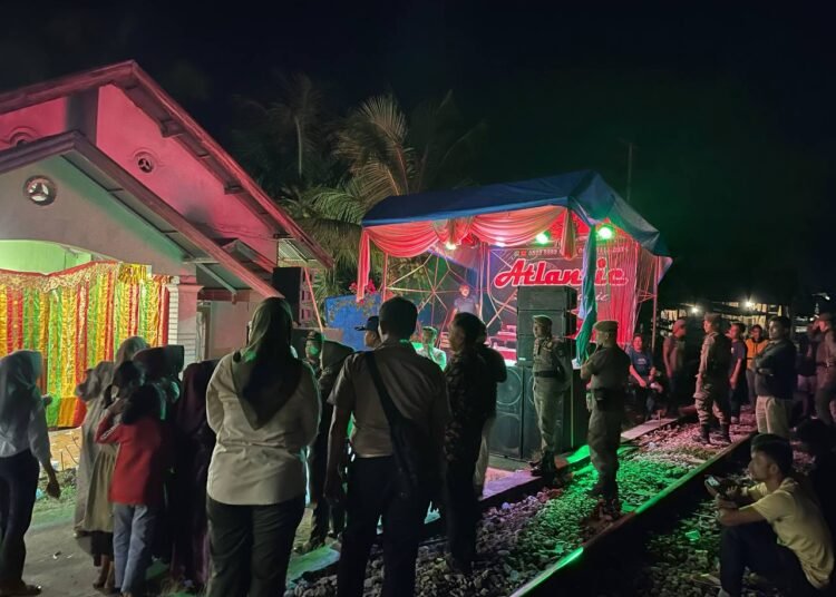 Petugas menertibkan pesta orgen tunggal di Padang Pariaman yang berlangsung hingga larut malam. (foto: Dok. Satpol PP Damkar Padang Pariaman).