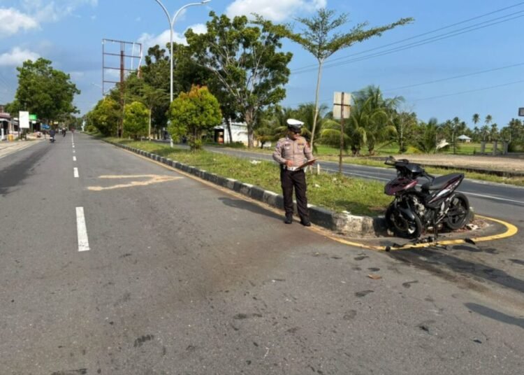 Personel Satlantas Polres Pariaman melakukan olah TKP di lokasi tabrakan terduga jambret dengan pemotor pada Minggu (15/6).