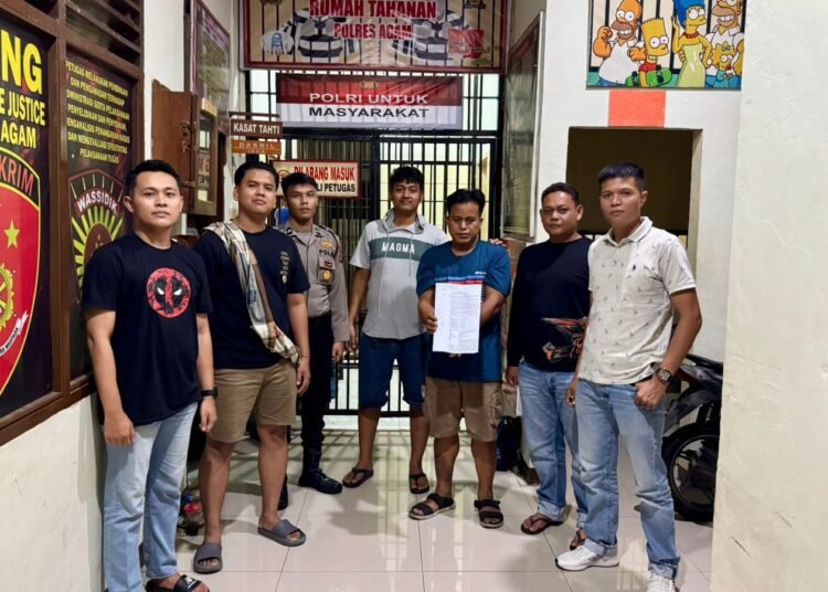 Polres Agam bersama BKSDA Resor Agam menangkap seorang warga yang akan menjual sisik trenggiling di jalan lintas Simpang Gudang Manggopoh--Tiku, Nagari Manggopoh, Kecamatan Lubuk Basung, Sabtu (28/6). Foto: Polres Agam