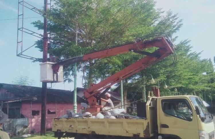 Petugas Satpol PP Kota Pariaman membongkar sebuah tiang baliho besar di kawasan Parkiran Nusantara, Kelurahan Kampung Parak, Kecamatan Pariaman Tengah, pada Jumat (13/6) siang. Foto: Rendi Hakimi
