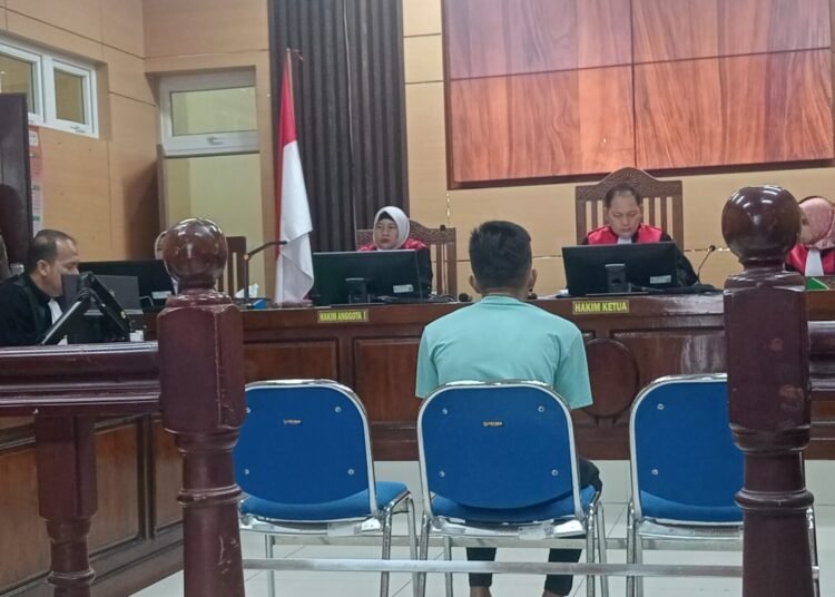 Terdakwa dihadirkan dalam sidang kasus pembunuhan dan pemerkosaan Nia Kurnia Sari di Pengadilan Negeri Pariaman pada Selasa (10/6). Foto: Rendi Hakimi