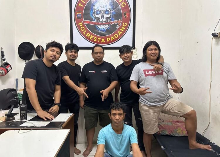 Polisi menangkap terduga pelaku pemungutan liar di rumahnya di Simpang Haru, Kecamatan Padang Timur, Selasa (24/6) malam. Foto: Polresta Padang