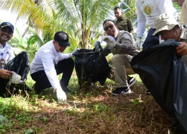 Pemkab Padang Pariaman Aksi Bersih Sampah Plastik di kawasan Masjid Agung Syekh Burhanuddin. (foto: Pemkab Padang Pariaman).