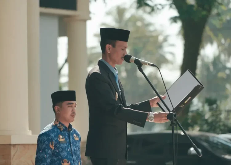 Wakil Bupati Solok Selatan, Yulian Efi saat upacara peringatan Hari Lahir Pancasila Tahun 2025. (foto: Pemkab Solok Selatan).