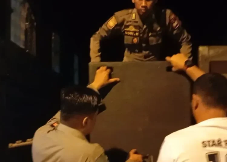 Petugas menertibkan tempat karaoke di Padang. (foto: Instagram/Satpol PP Kota Padang).