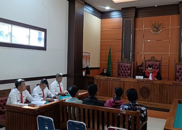 Sidang para PKL di Padang yang tidak mematuhi perda. (foto: Instagram/Satpol PP Kota Padang).