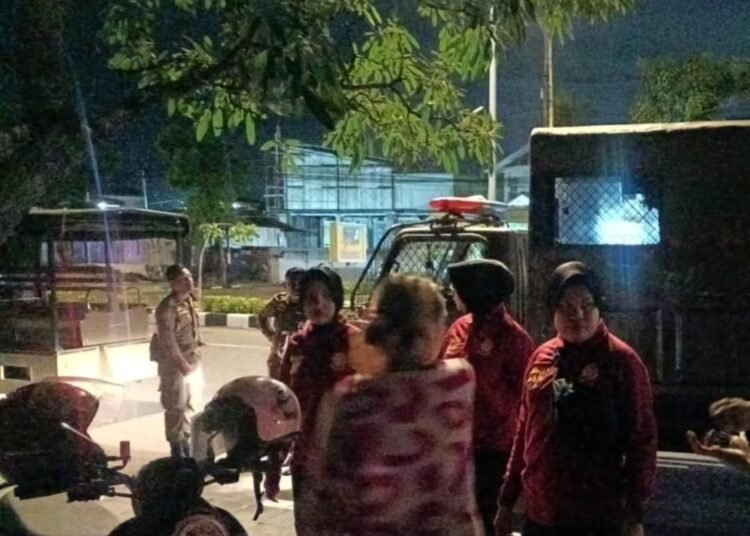 Petugas mengamankan sejumlah remaja yang keluyuran hingga tengah malam. (foto: Instagram/Satpol PP Kota Padang).