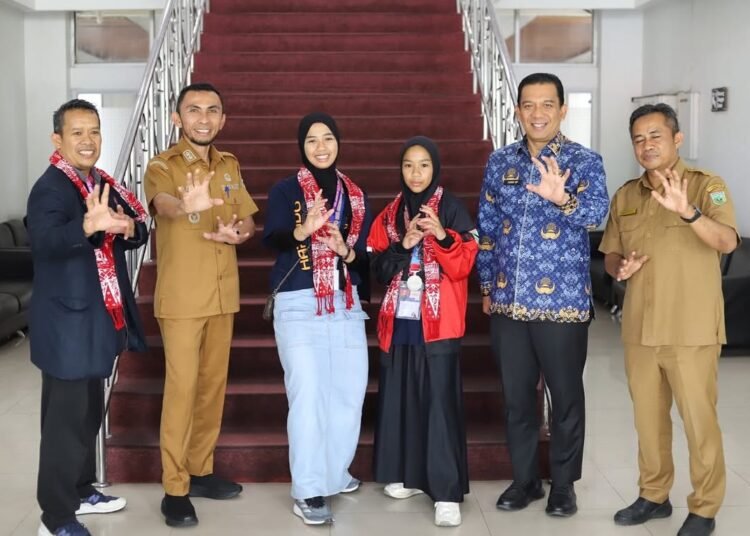 Jajaran Pemko Padang Panjang menyambut dua atlet muda yang meraih medali pada ajang SEAHU Championship 2025. (foto: Diskominfo Padang Panjang).