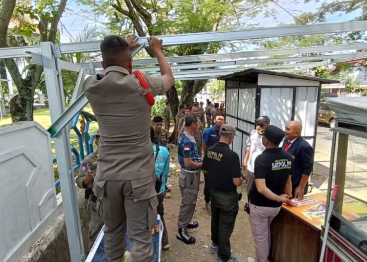 Petugas menertibkan lapak PKL di Padang. (foto: Satpol PP Kota Padang).