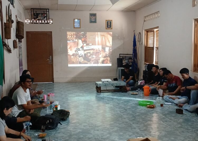 Forum Mahasiswa Mentawai Sumbar menggelar rapat pada Minggu (1/6) di Padang untuk membahas rencana pemanfaatan hutan seluas 20.706 hektare di Pulau Sipora oleh PT Sumber Permata Sipora. Foto: Dharma Harisa/Sumbarkita