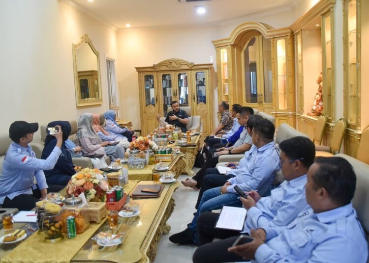 Wali Kota Padang, Fadly Amran, memimpin Rapat Perencanaan Pengembangan Kawasan Kota Tua di kediamannya pada Minggu (1/6). Foto: Pemko Padang