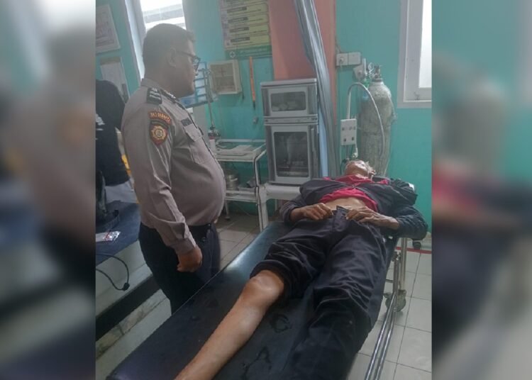 Polisi menjenguk korban kecelakaan di puskesmas pada Minggu (1/6) siang. Kecelakaan itu terjadi di Nagari Punggasan, Kecamatan Linggo Sari Baganti, Pesisir Selatan. Foto: Polsek Linggi Sari Baganti