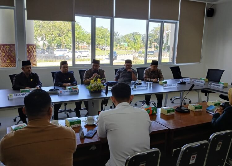 DPRD Padang menggelar pertemuan dengan pihak RSUD dan BPJS terkait kasus dugaan penolakan pasien. (foto: Haris/Kabarminang.com)